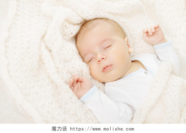刚出生的婴儿在柔软的毛毯睡觉